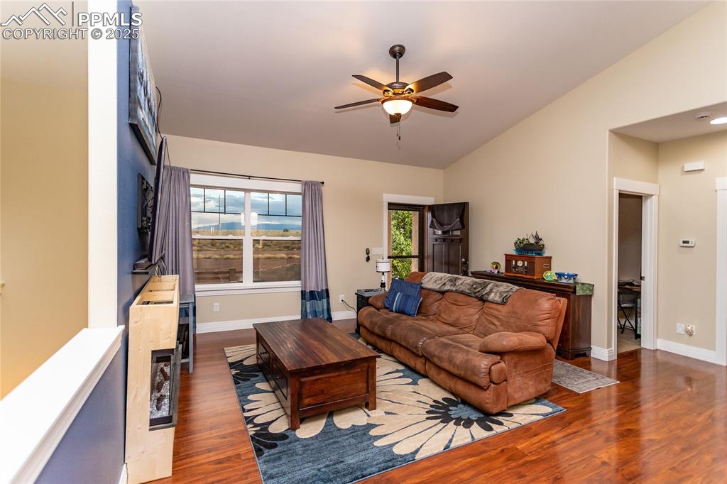 Image 22 of 46: Living Room