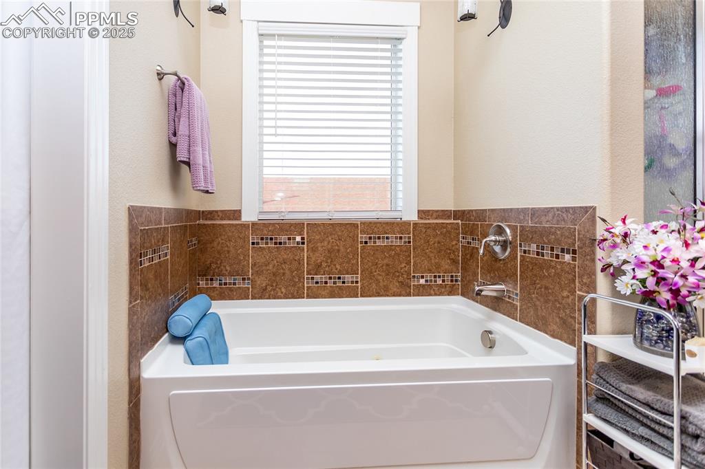 Image 27 of 46: Bathroom