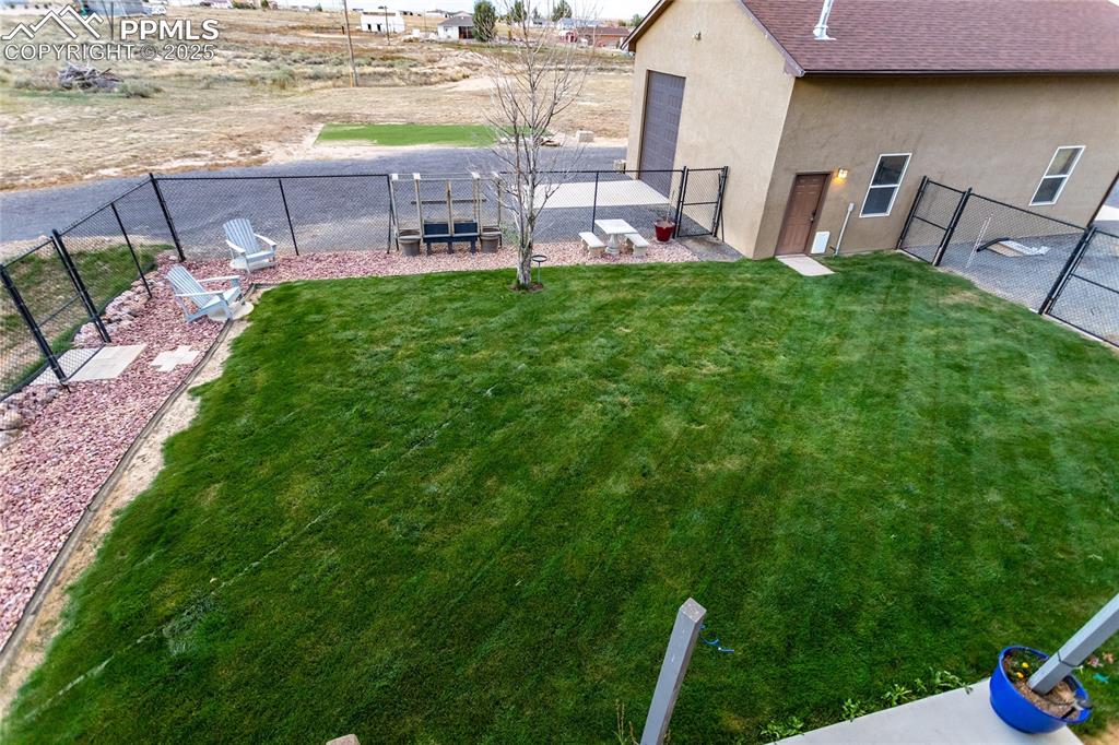 Image 41 of 46: Yard