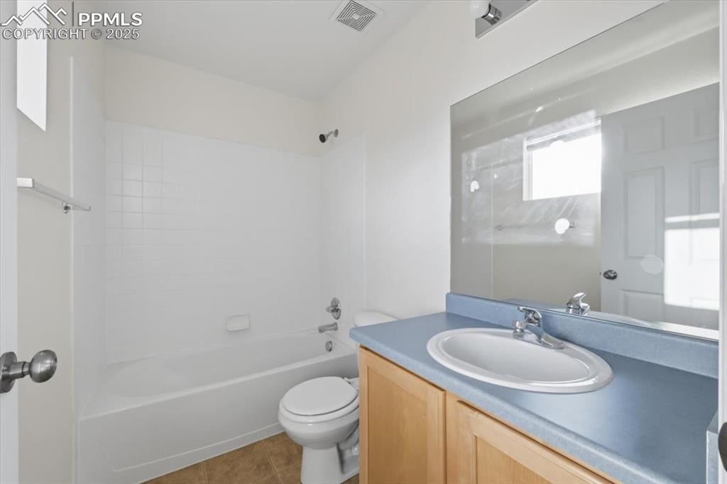 Image 16 of 32: junior suite bathroom.