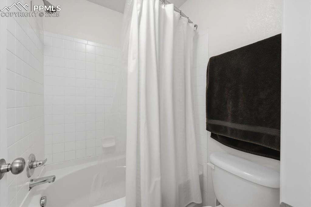 Image 22 of 32: Primary suite bathroom.