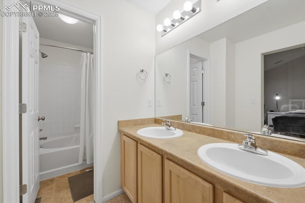 Image 23 of 32: Primary suite bathroom.