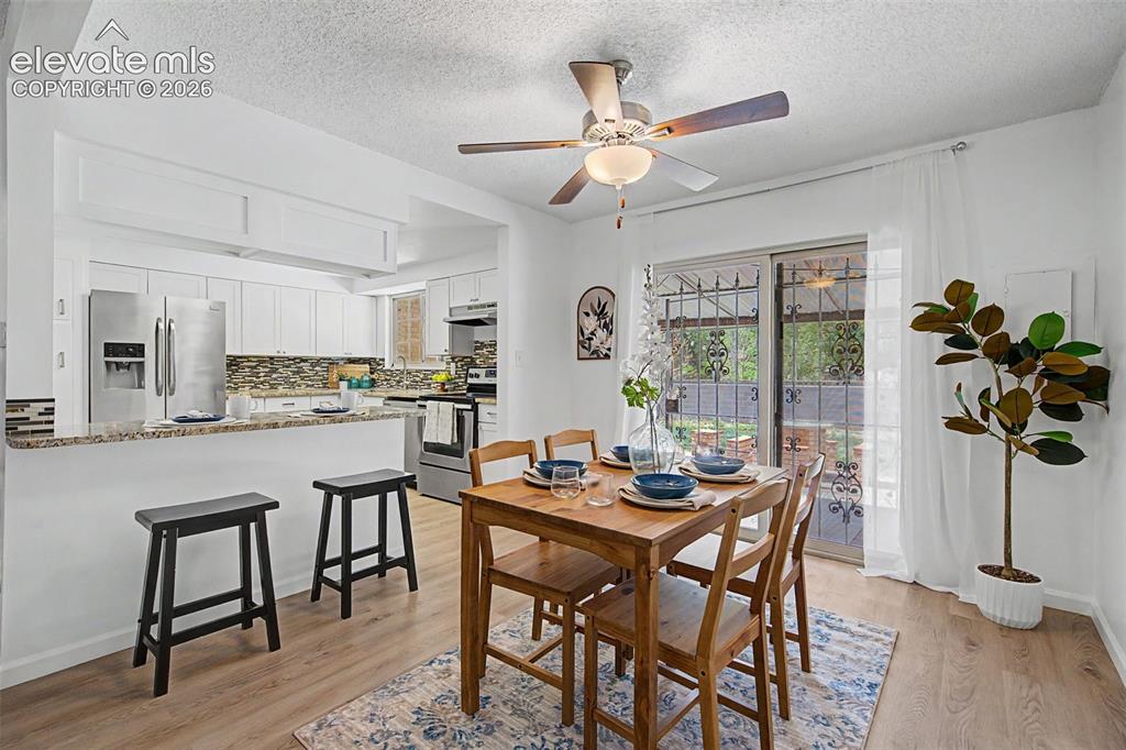Image 12 of 48: Breakfast Bar