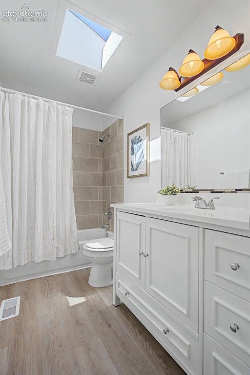 Image 23 of 48: Secondary Full bathroom upstairs
