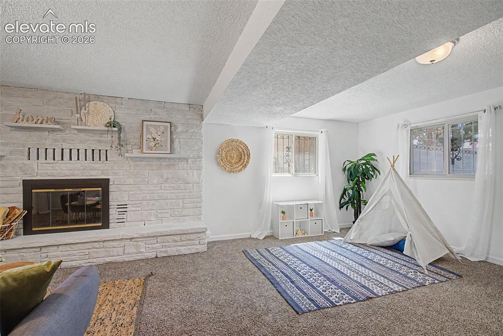 Image 31 of 48: Family Room