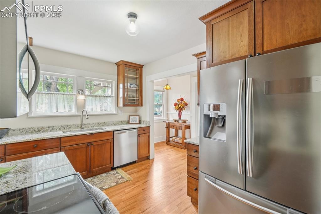 Image 18 of 49: Kitchen 