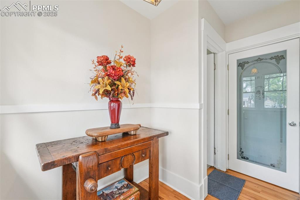 Image 19 of 49: Breakfast nook