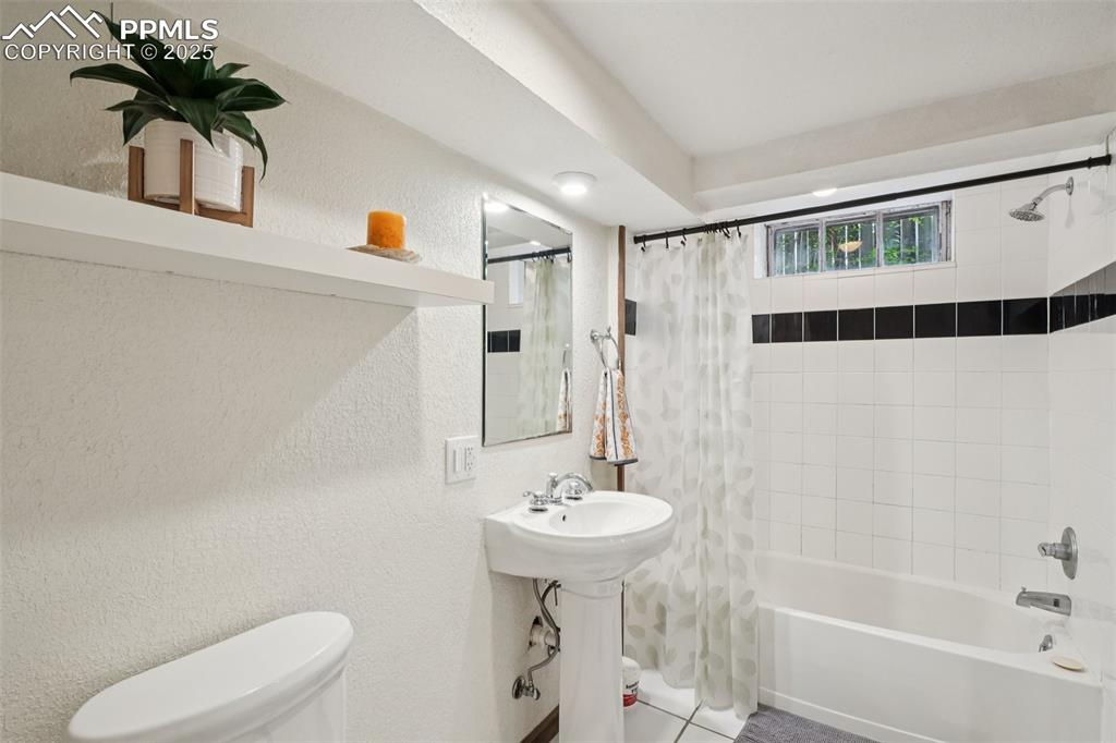 Image 39 of 49: Extra large full bath