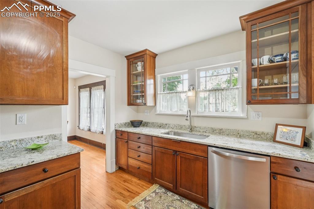 Image 5 of 49: Kitchen