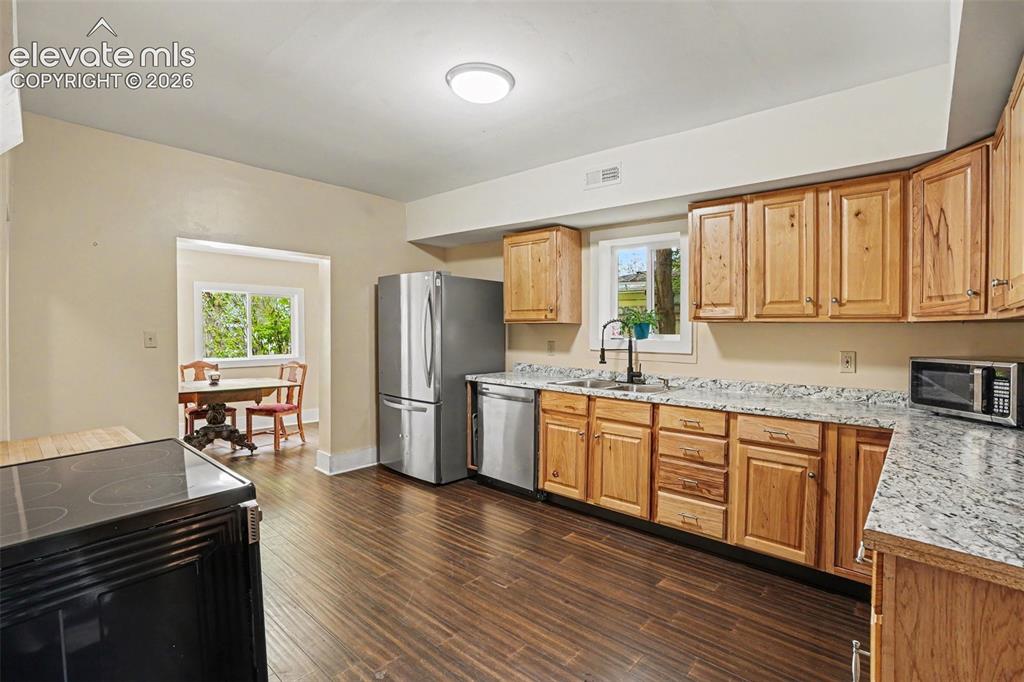Image 12 of 23: Kitchen