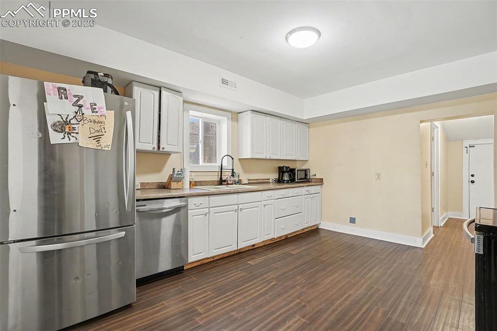 Image 13 of 24: Kitchen