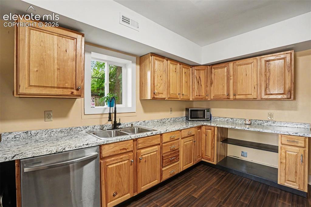 Image 13 of 23: Kitchen