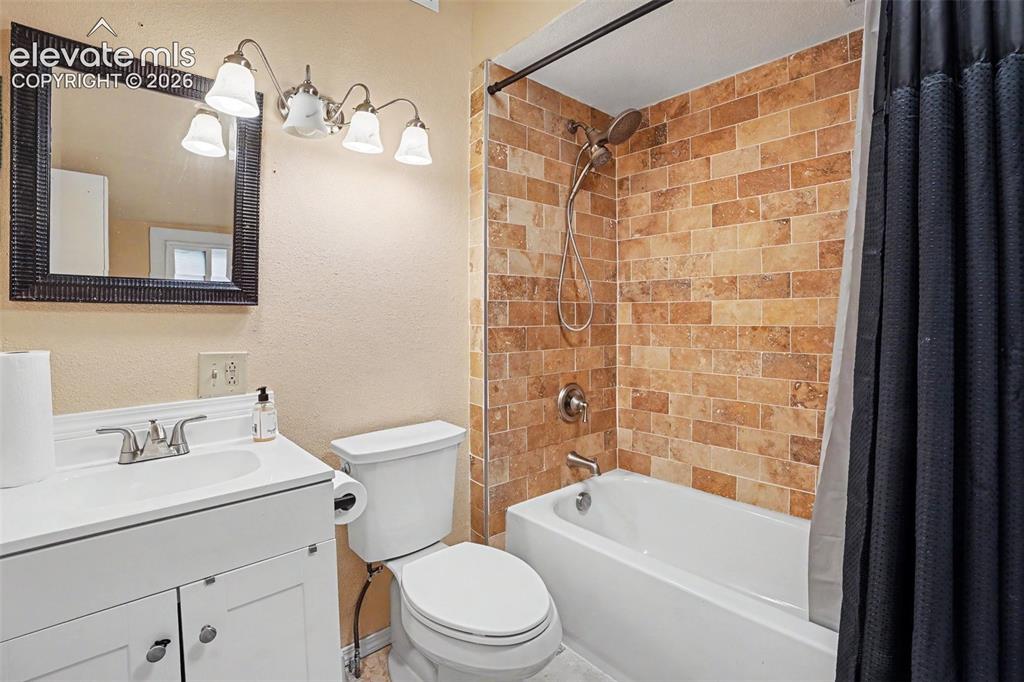 Image 14 of 23: Bathroom