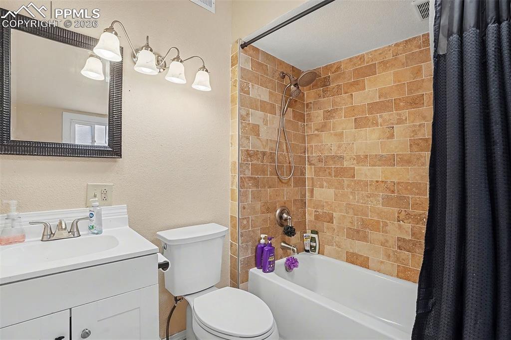 Image 15 of 24: Bathroom