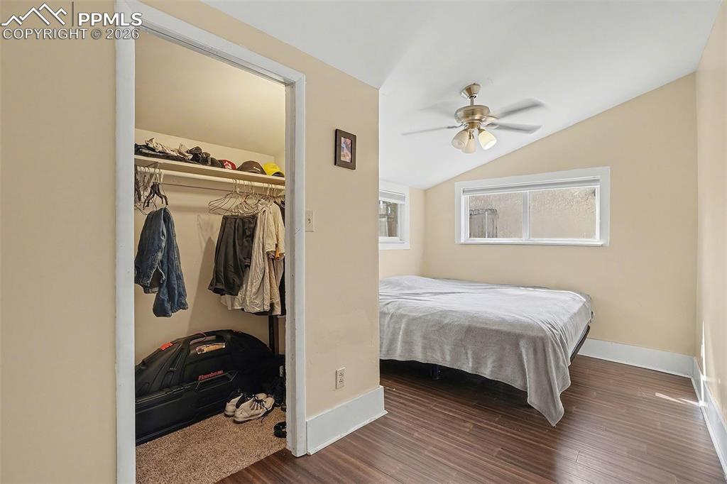 Image 18 of 24: Bedroom