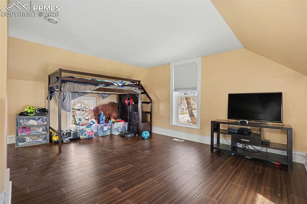 Image 19 of 24: Upstairs bedroom