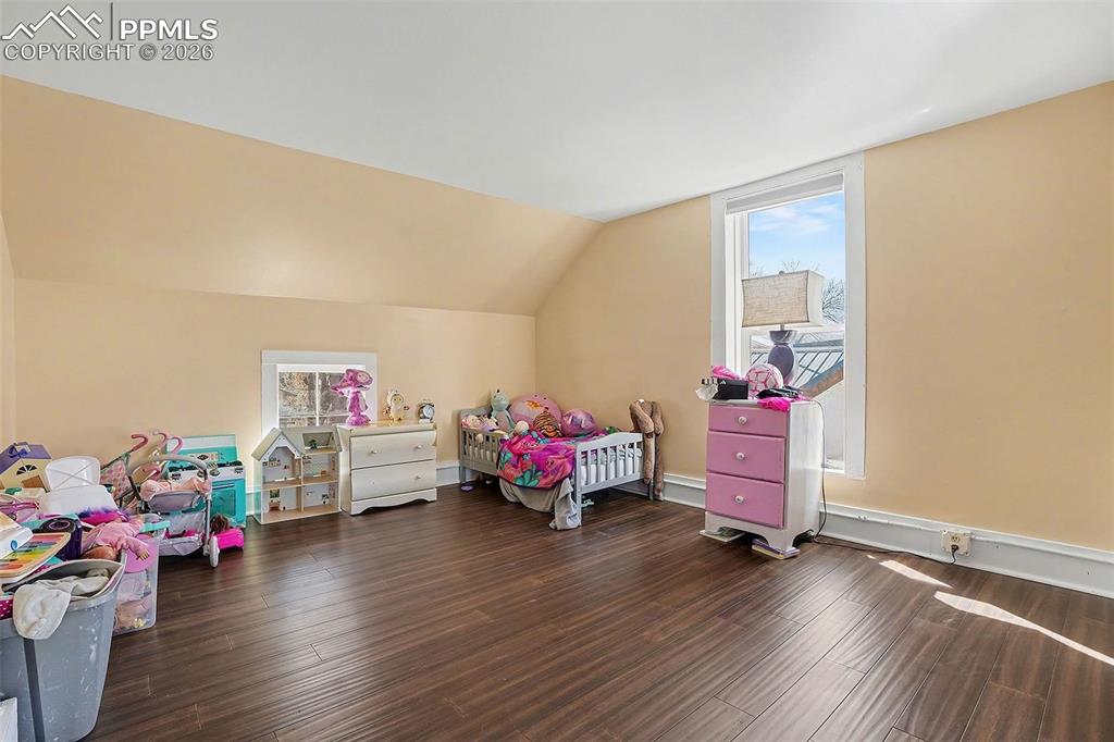 Image 20 of 24: upstairs bedroom