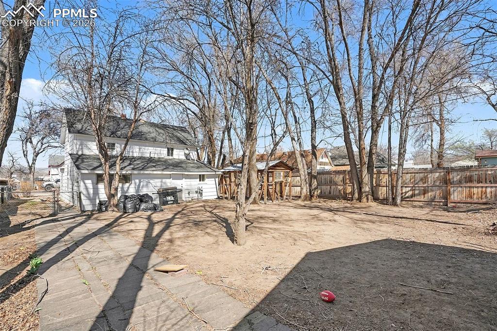 Image 24 of 24: Yard