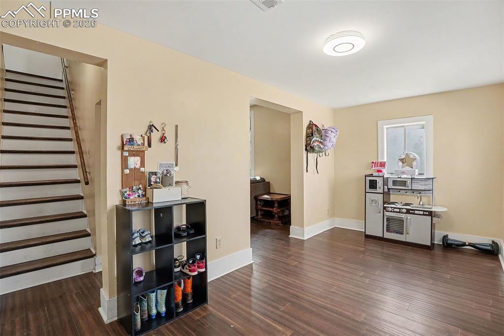 Image 6 of 24: Entrance Foyer