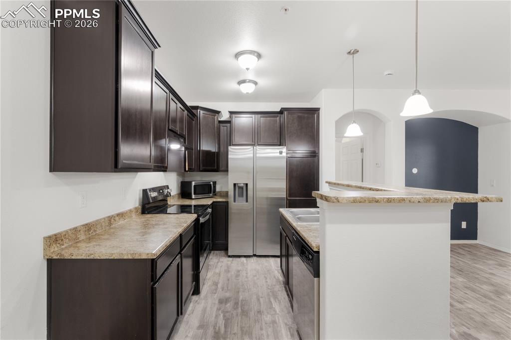 Image 6 of 33: Kitchen