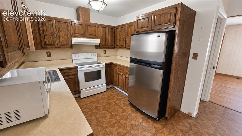 Image 10 of 30: Kitchen