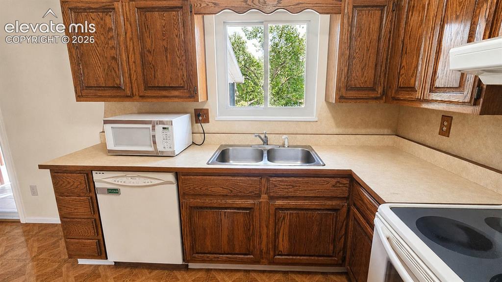 Image 11 of 30: Kitchen