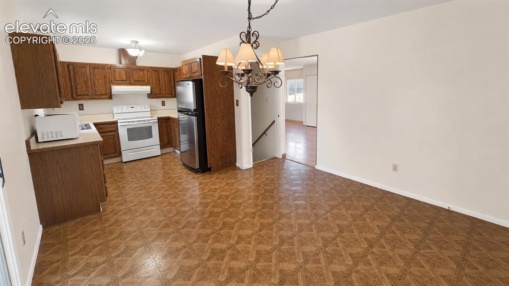 Image 12 of 30: Kitchen
