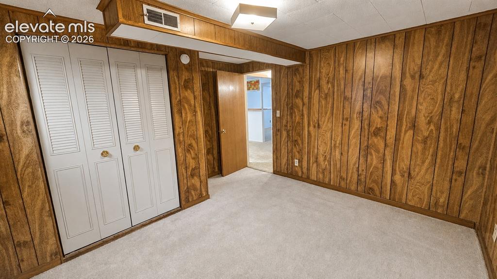 Image 18 of 30: Bedroom