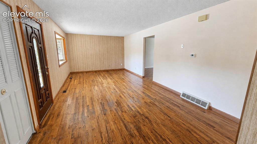 Image 6 of 30: Living Room