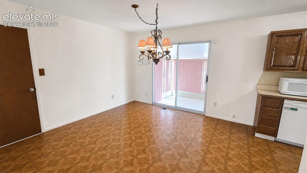 Image 8 of 30: Dining Area