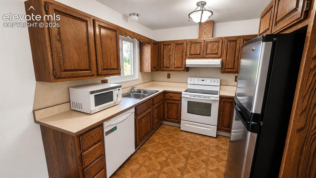 Image 9 of 30: Kitchen