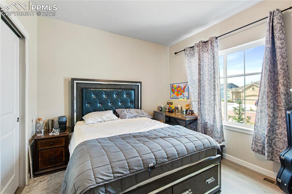 Image 15 of 32: Bedroom