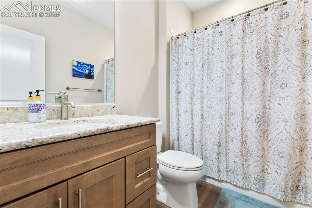 Image 16 of 32: Bathroom