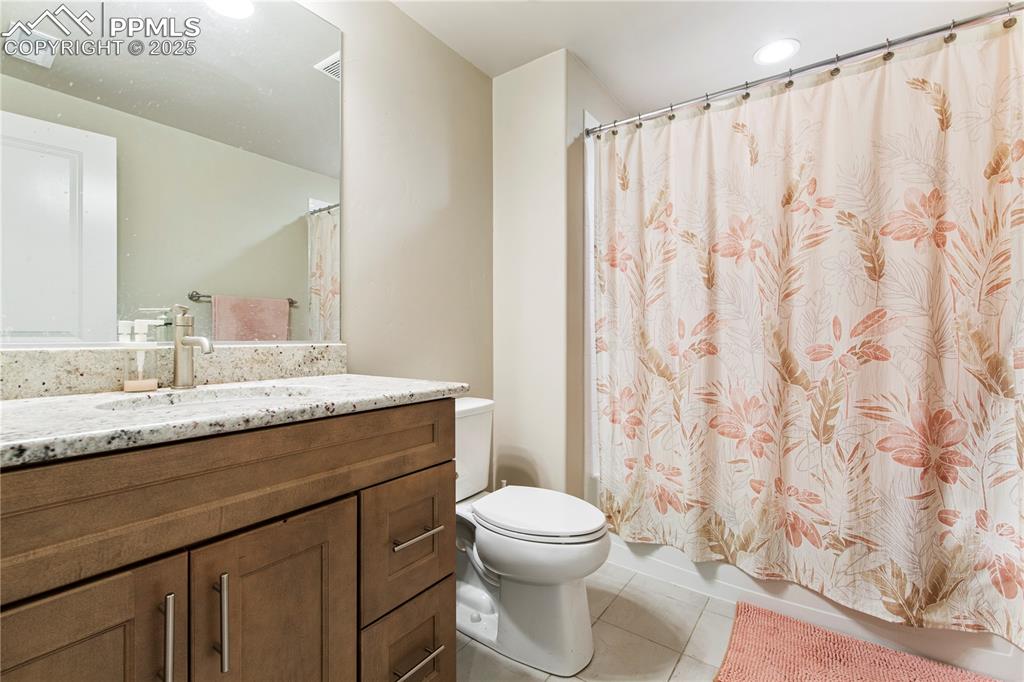 Image 22 of 32: Bathroom