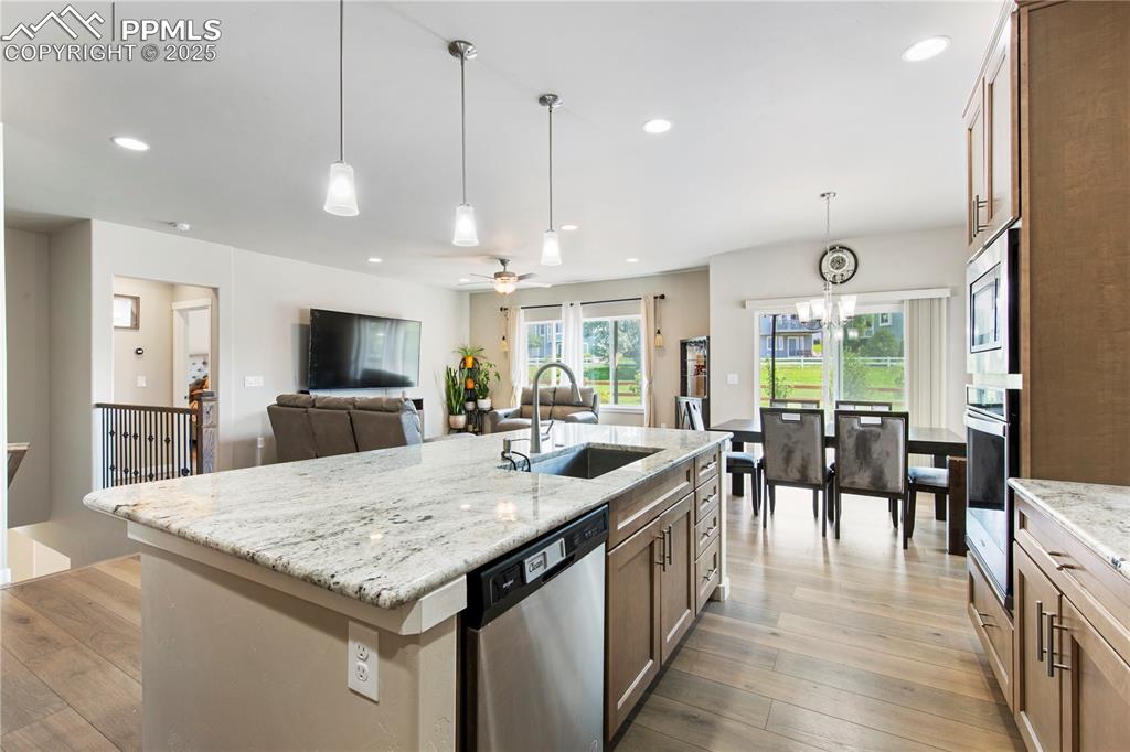 Image 6 of 32: Kitchen