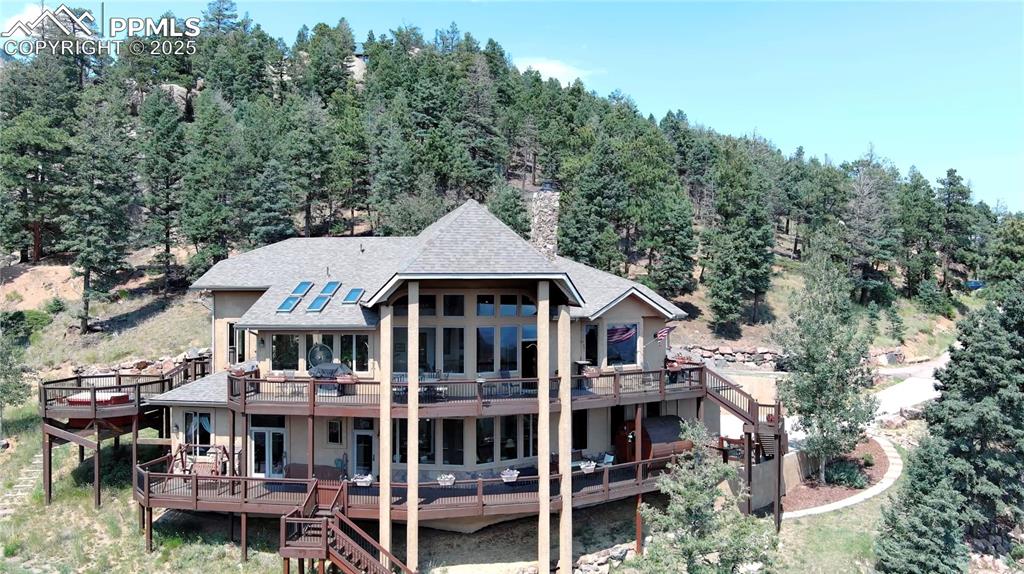 Caption: Front view of this amazing mountain home