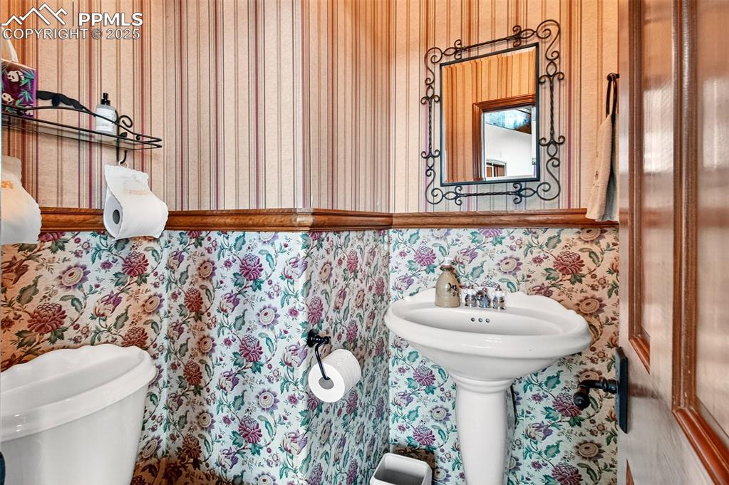 Image 12 of 50: Half bathroom main level