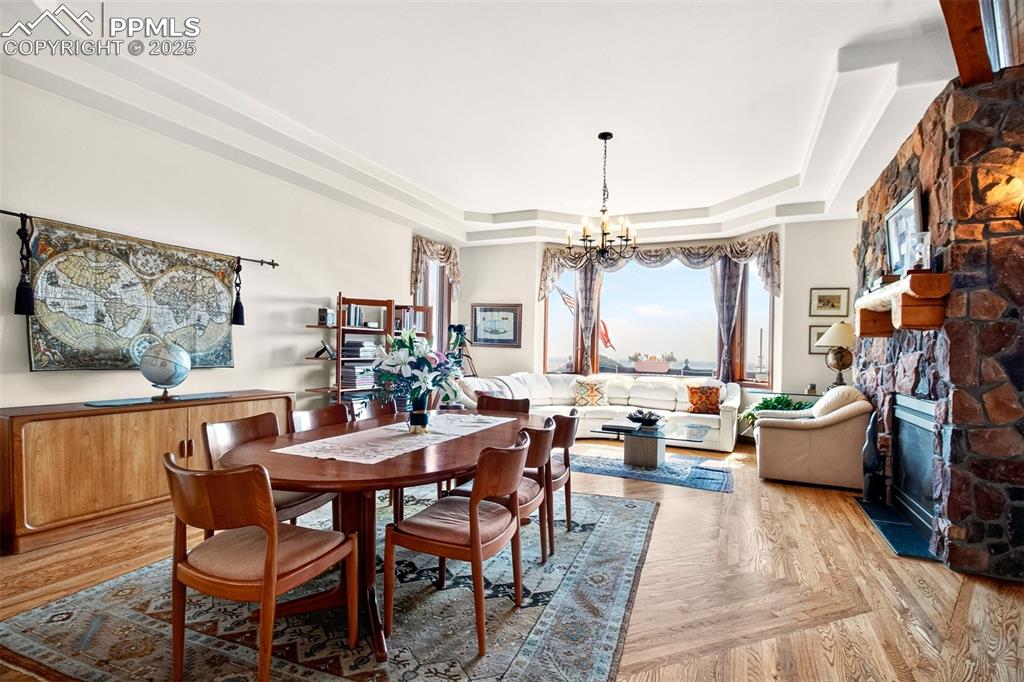 Image 23 of 50: Dining area