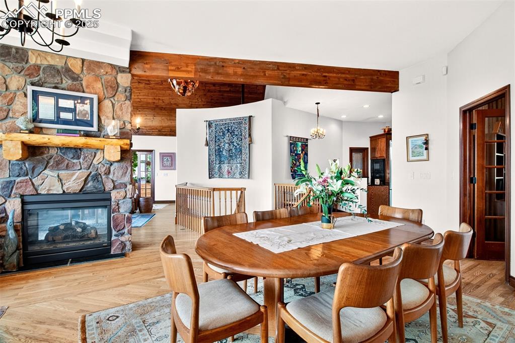 Image 24 of 50: Dining area 