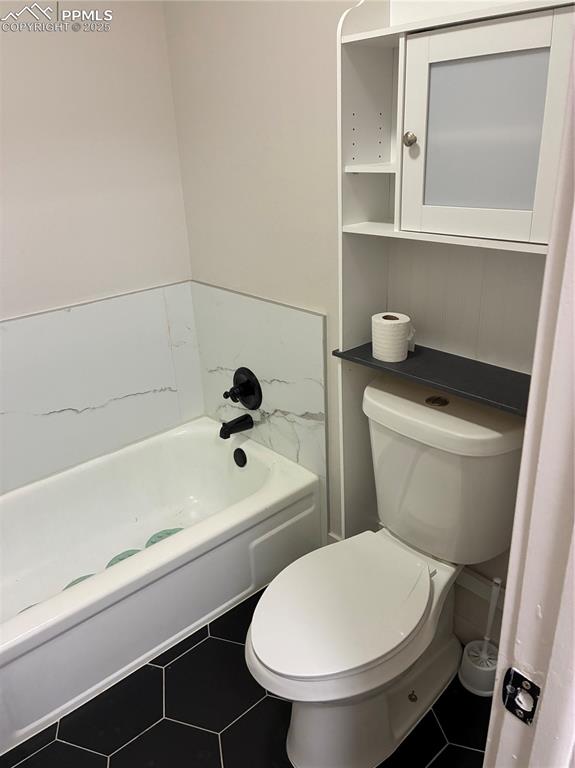 Image 19 of 26: Bathroom