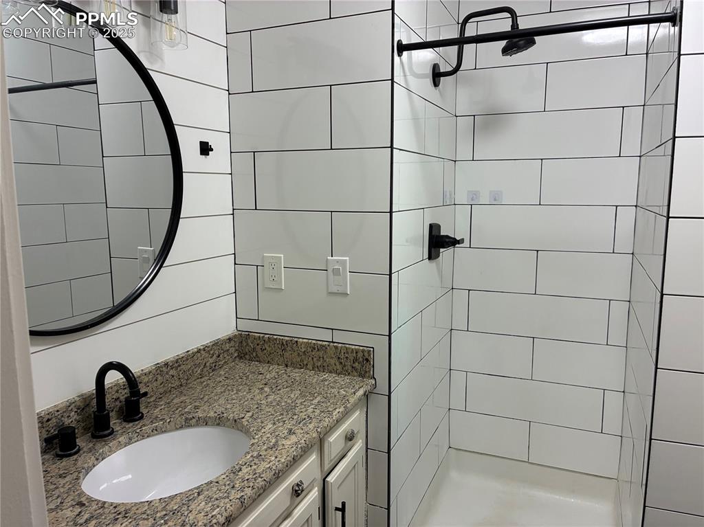 Image 20 of 26: Bathroom