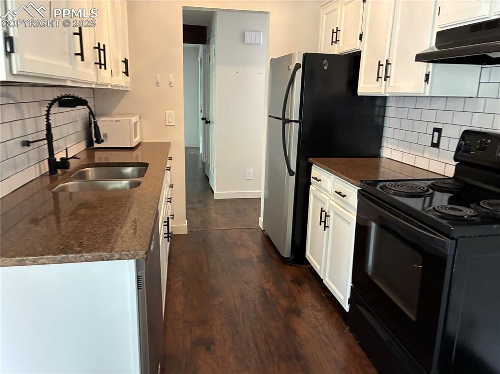 Image 6 of 26: Kitchen