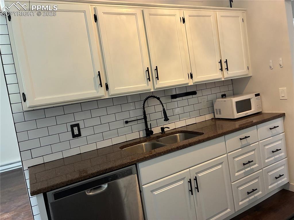 Image 8 of 26: Kitchen