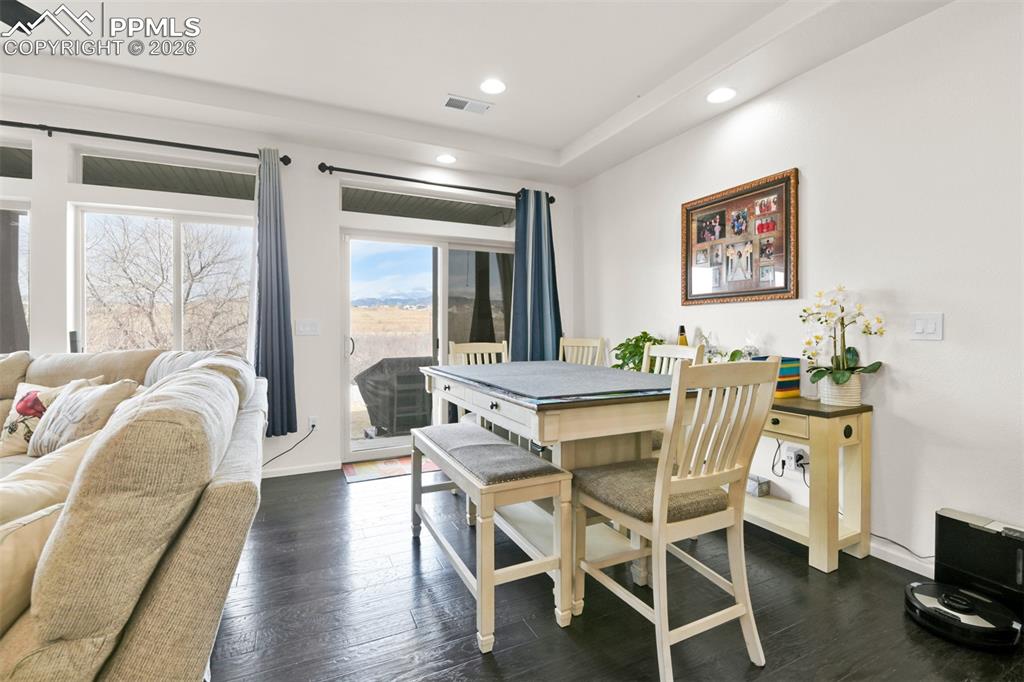 Image 10 of 50: Dining Area