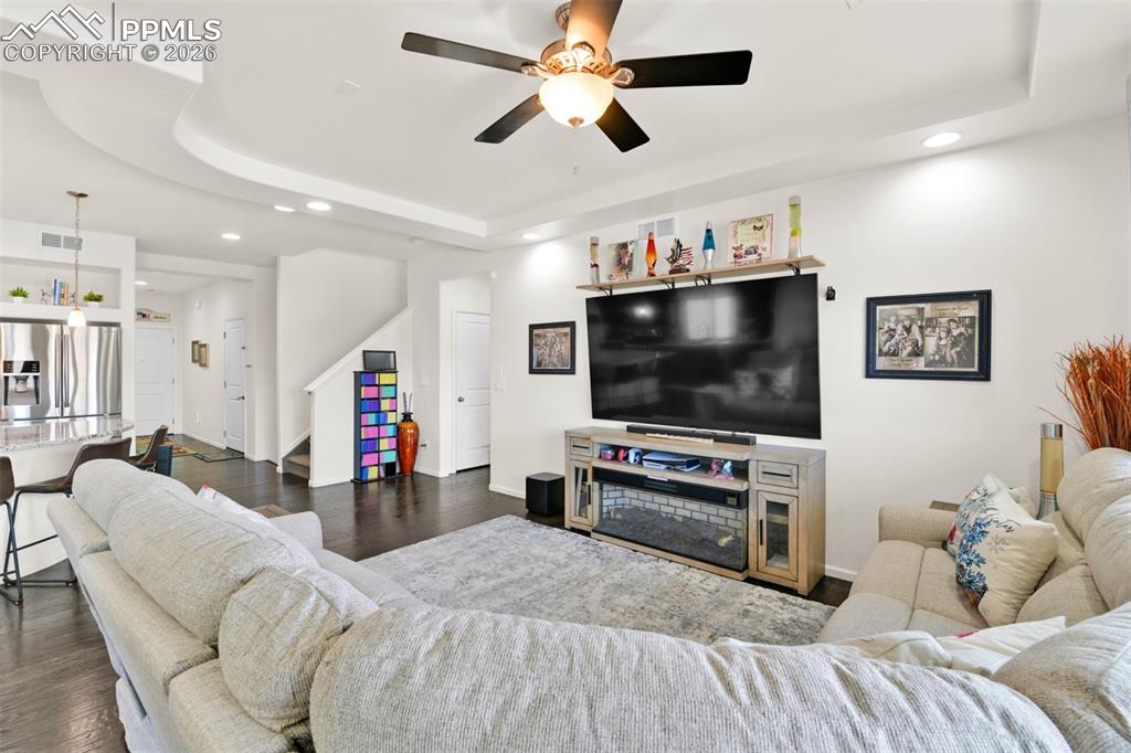 Image 13 of 50: Living Room