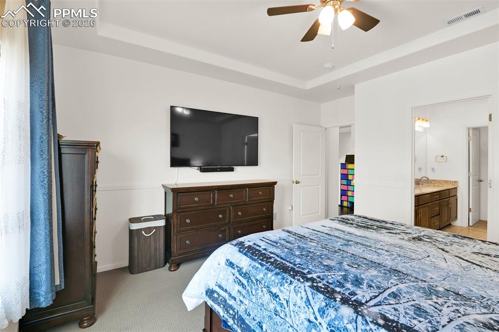 Image 14 of 50: Bedroom