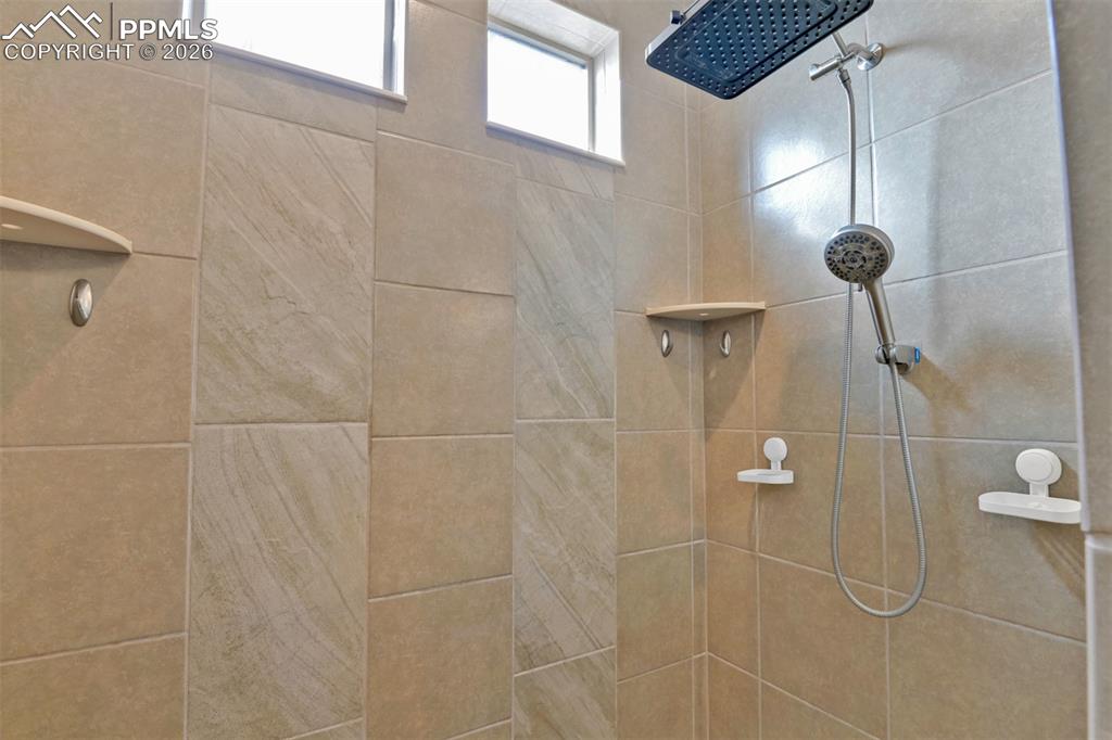 Image 19 of 50: Bathroom