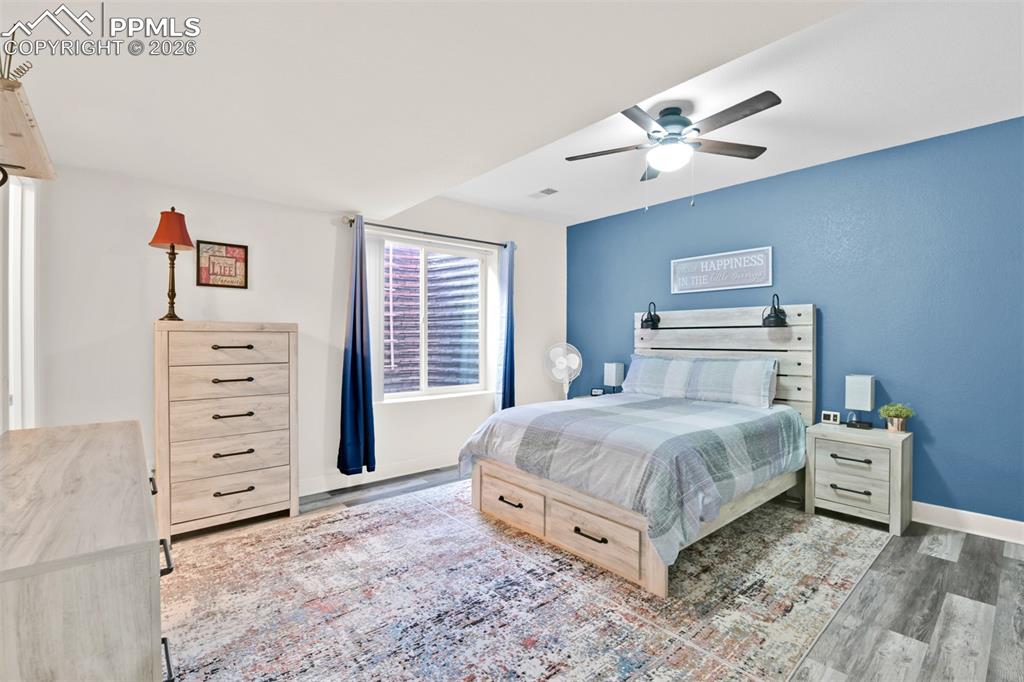 Image 36 of 50: Bedroom