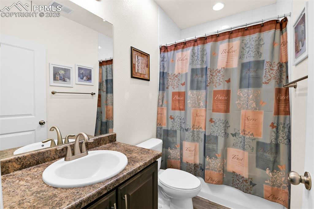 Image 38 of 50: Bathroom