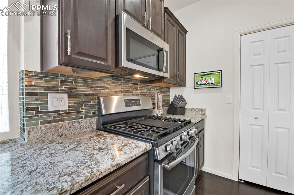 Image 7 of 50: Kitchen